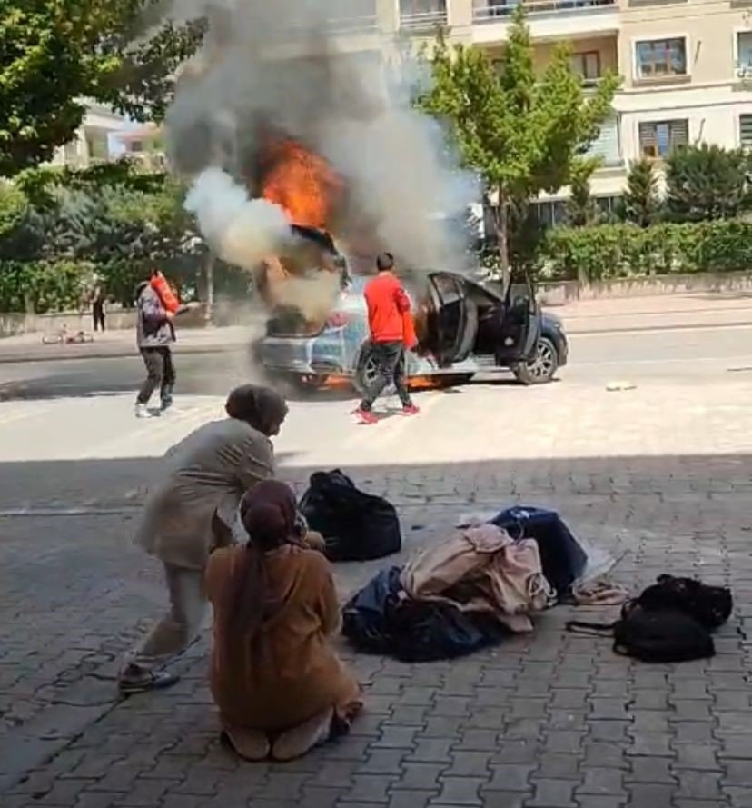 Konya'da otomobil alevlere teslim oldu! O anlar kayıtta