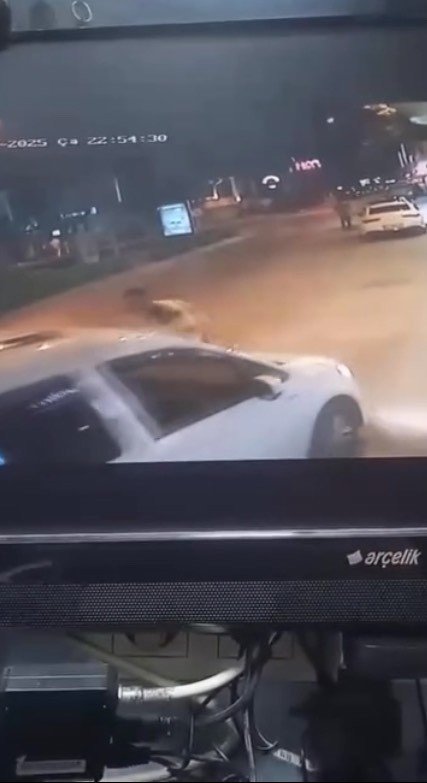 Polis memurunu 500 metre sürükledi!