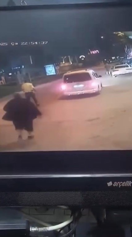 Polis memurunu 500 metre sürükledi!