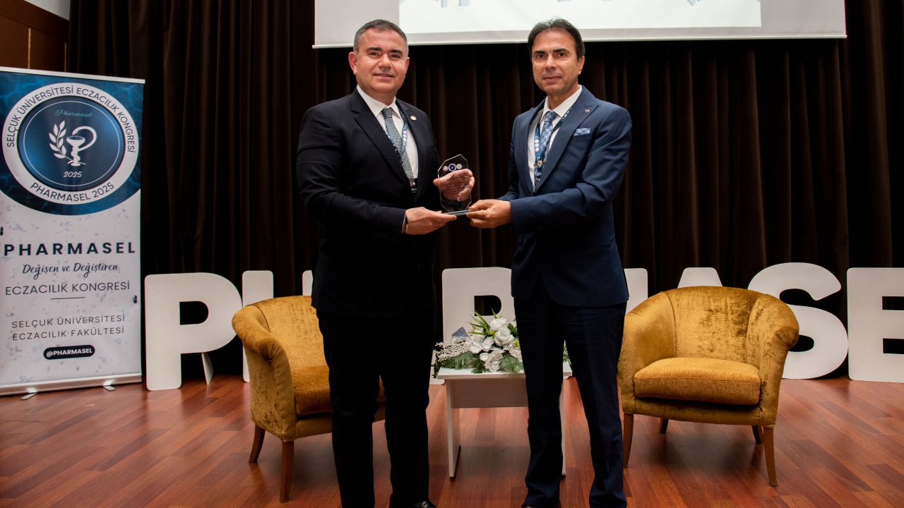 eczaciligin-duayenleri-selcuk-universitesinde-bulustu-1.jpg