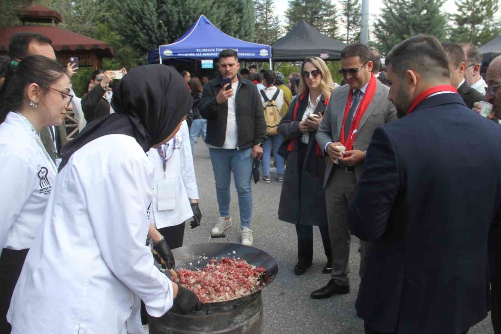 Konya'daki festivalde yöresel lezzetler görücüye çıktı