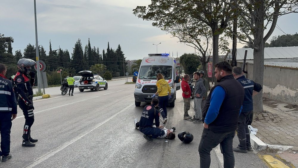 Traktörden dökülen yağ nedeniyle kontrolden çıkan motosiklet devrildi: 2 yaralı