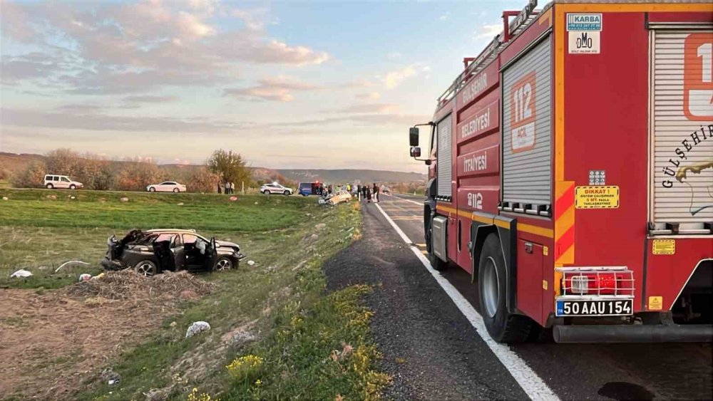 Kavşakta bekleyen aracı sollarken kaza yaptı: 1 ölü, 3 yaralı