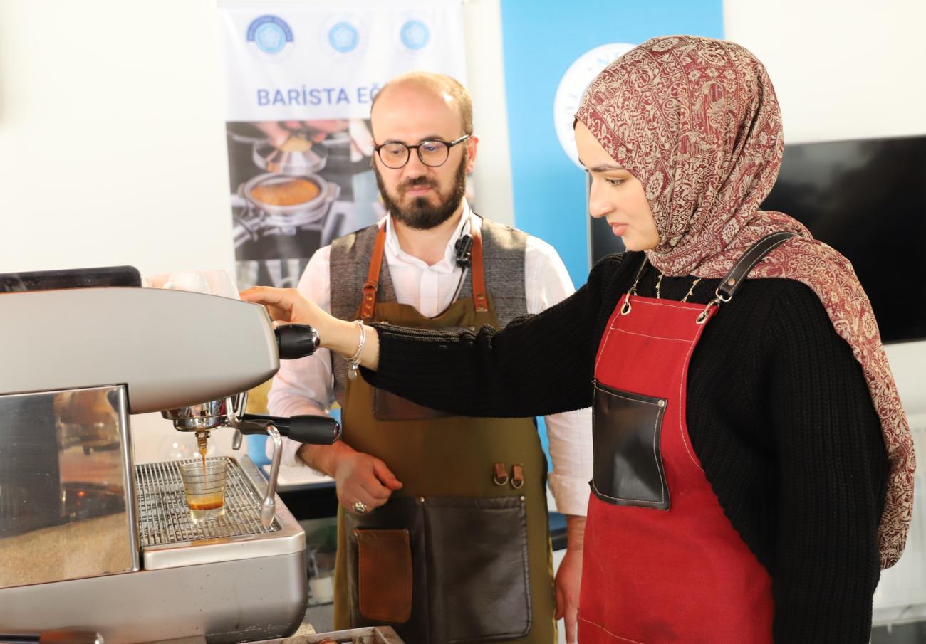 masterchef-yarismacisi-beyza-huri-aydin-neu-barista-atolyesinde-egitim-aliyor-4.jpeg