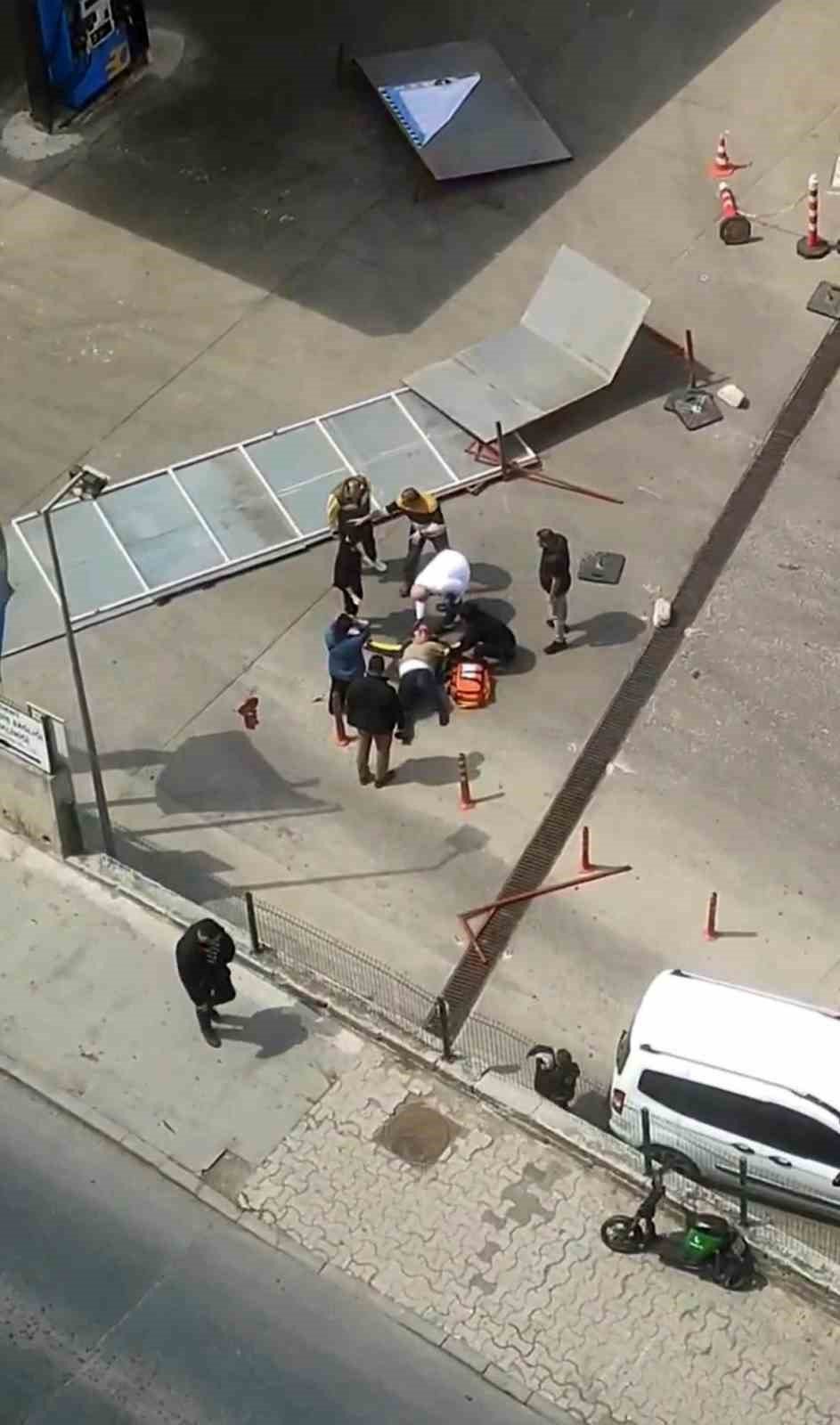 Uçan panolar vatandaşın üzerine düştü