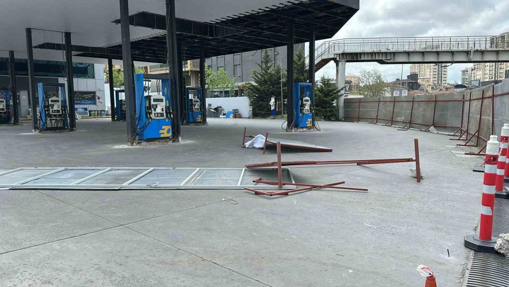 Uçan panolar vatandaşın üzerine düştü