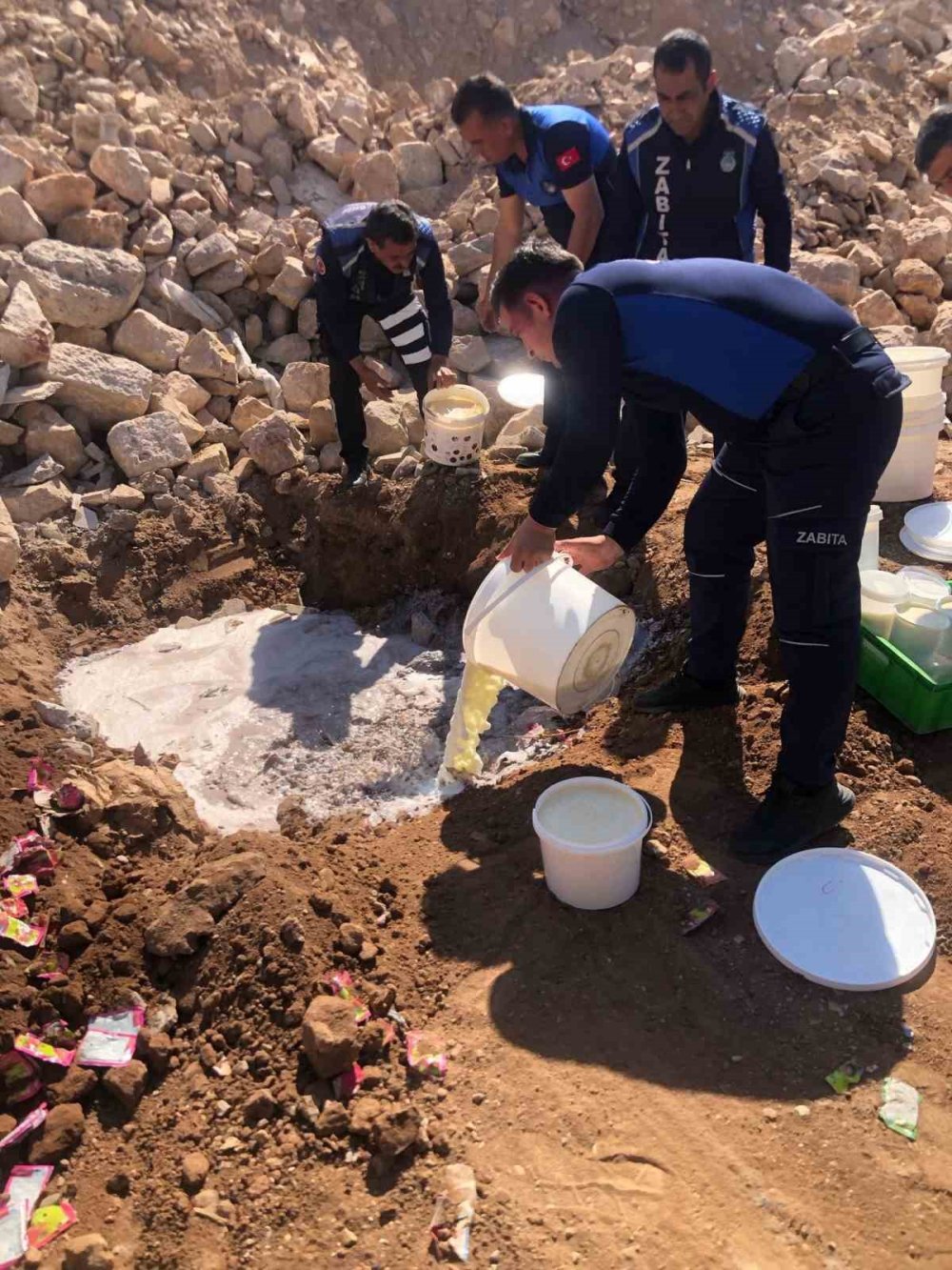 Sağlıksız şartlarda üretilen 220 kilo süt ve süt ürünleri imha edildi