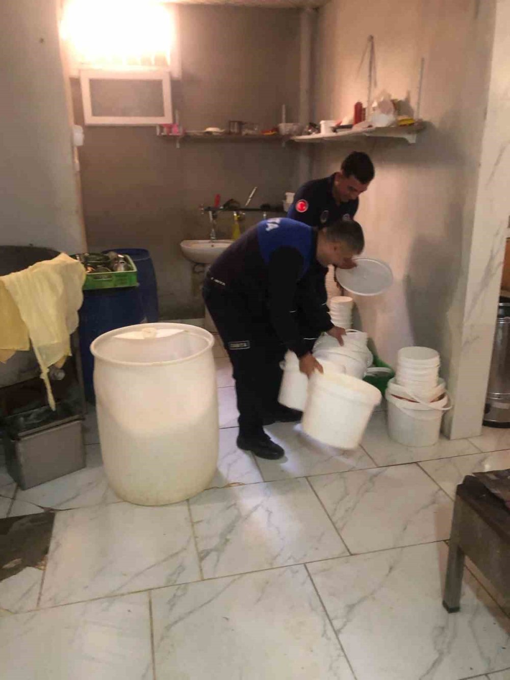 Sağlıksız şartlarda üretilen 220 kilo süt ve süt ürünleri imha edildi