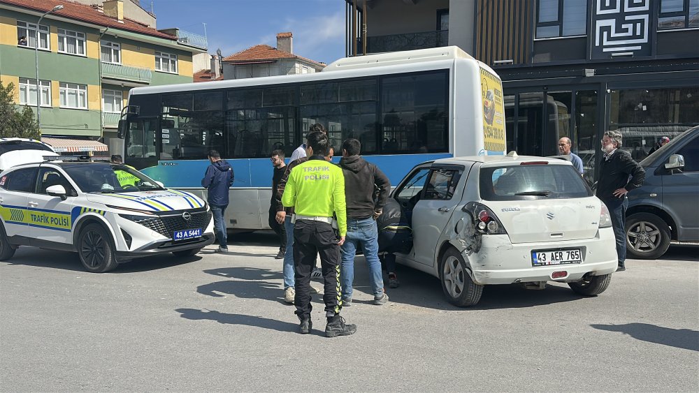 2042'ye kadar ehliyetine el konulan sürücü, otomobiliyle park halindeki halk otobüsüne çarptı