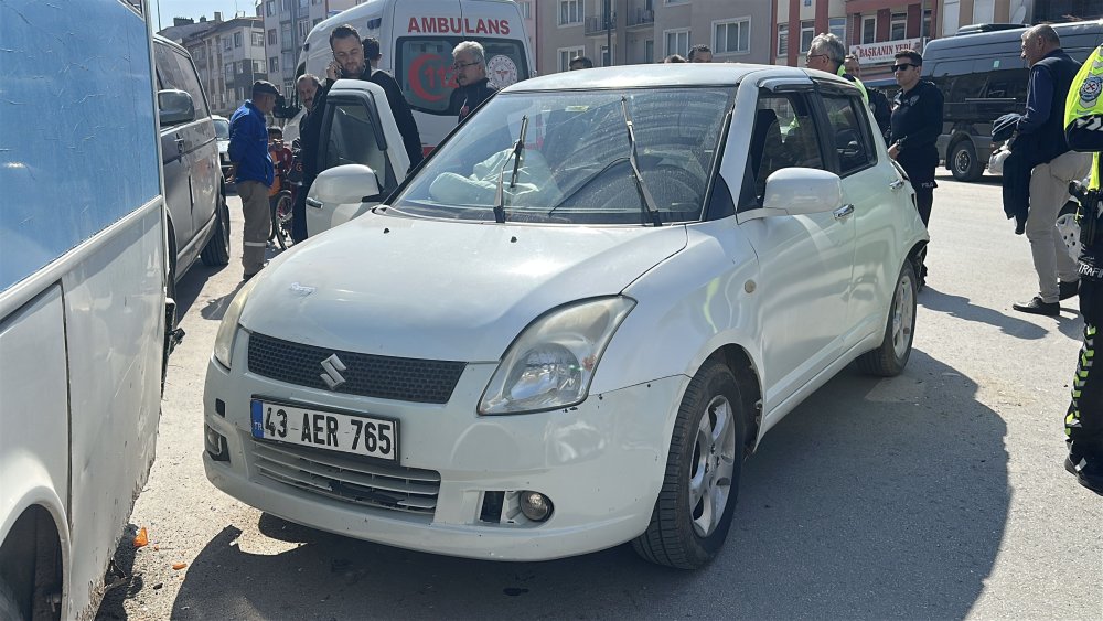 2042'ye kadar ehliyetine el konulan sürücü, otomobiliyle park halindeki halk otobüsüne çarptı