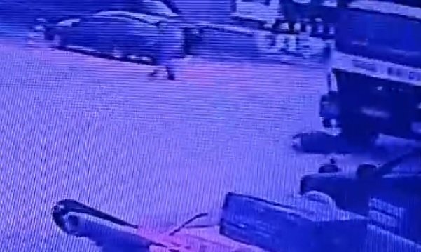 Çöp kamyonunun altında kalan yaya öldü