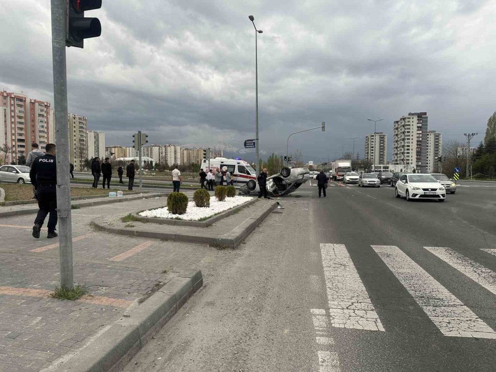 Belediye otobüsü ile otomobil çarpıştı: 9 yaralı