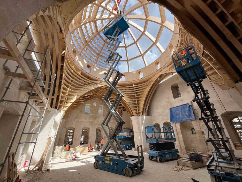 Konya Büyükşehir, yıkılan tarihi ayağa kaldırıyor