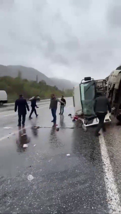 Sivas’ta kontrolden çıkan kamyon devrildi, sürücü yaralandı