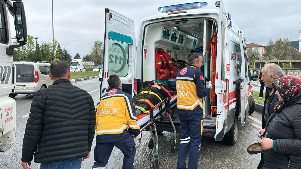Üstgeçit yerine çevreyolunu kullandı, otomobilin çarpmasıyla yaralandı