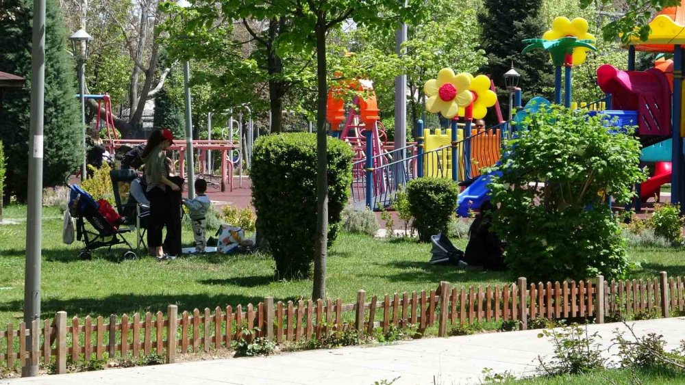 Konyalılar parklara akın ettiler