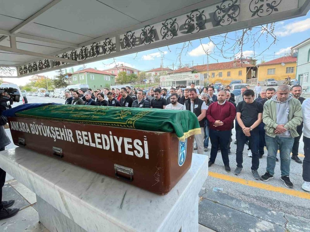 Öldürülen genç kız, son yolculuğuna uğurlandı