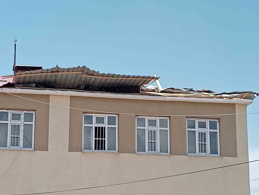 Fırtına okulun çatısını uçurdu