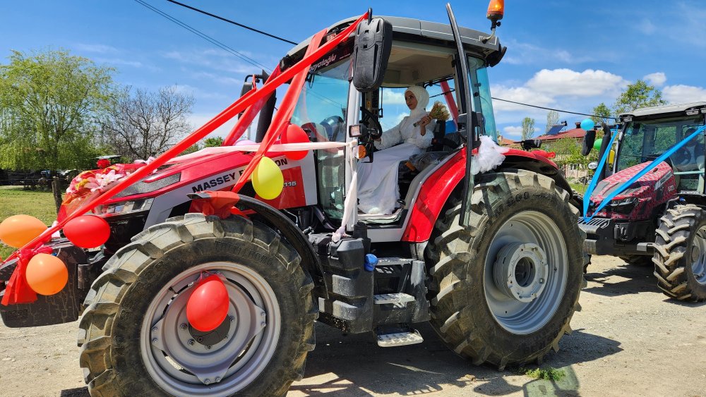 Traktör konvoylu düğün