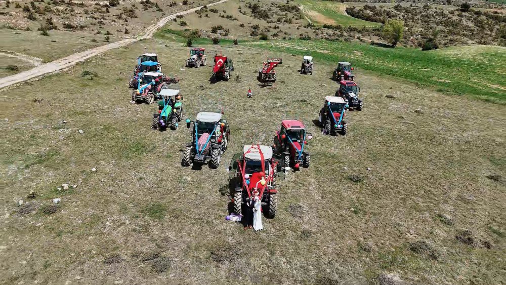 Traktör konvoylu düğün