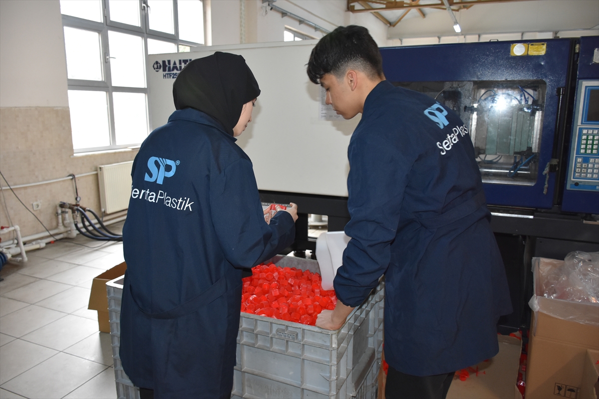 aa-20250506-37858105-37858096-plastik-sektorune-katki-saglayan-meslek-liseliler-para-da-kazaniyor.jpg
