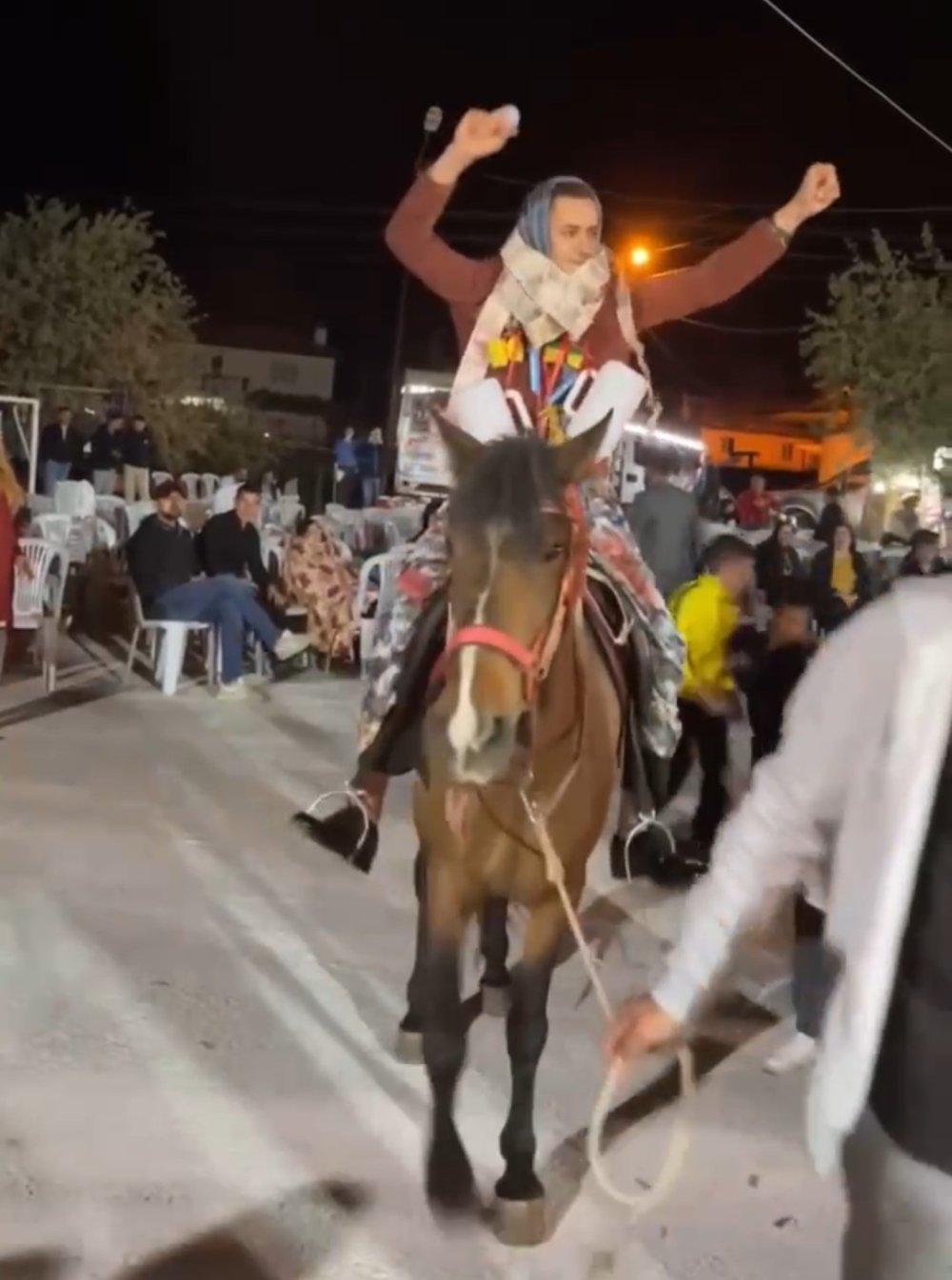 Takı yerine buzağı ile at hediye ettiler