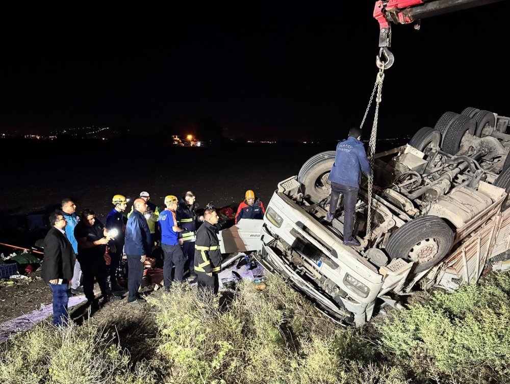Tır ters döndü: 1 ölü, 1 yaralı