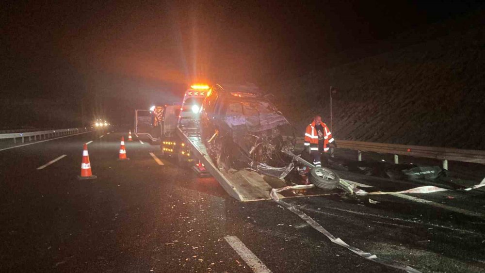 İki otomobil kafa kafaya çarpıştı: 4 ölü, 1 yaralı