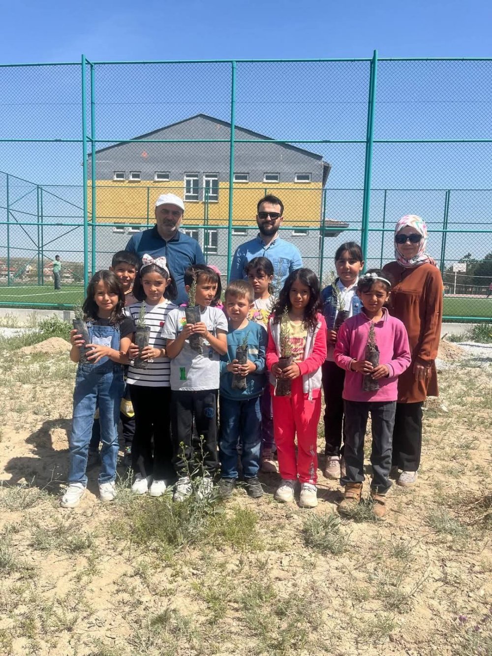 Konya Karapınar’da mavi servi fidanı toprakla buluştu
