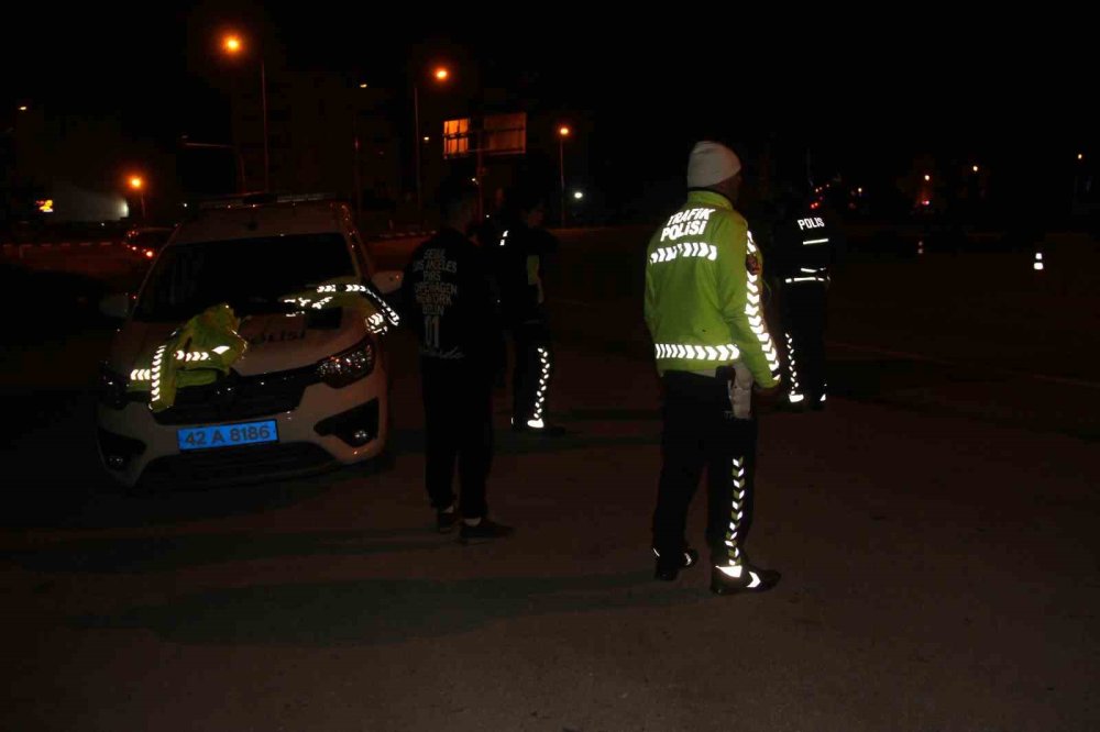 Konya'da arı kovanı yüklü kamyonet devrildi, olanlar oldu