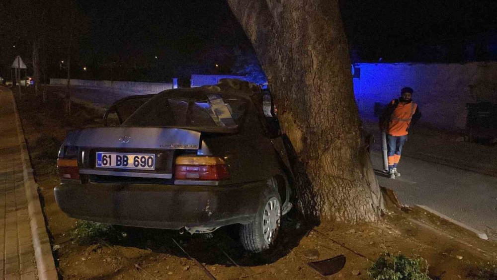 Konya'da otomobil ağaca çarptı! Sürücü ağır yaralı