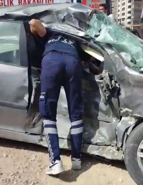 Gaziantep'te halk otobüsüne çarpan otomobildeki çifti ölüm ayırdı; kaza kamerada