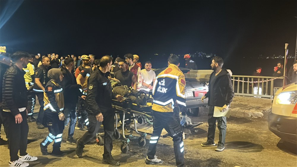 Otomobil bariyerlere saplandı, sürücü yaralandı