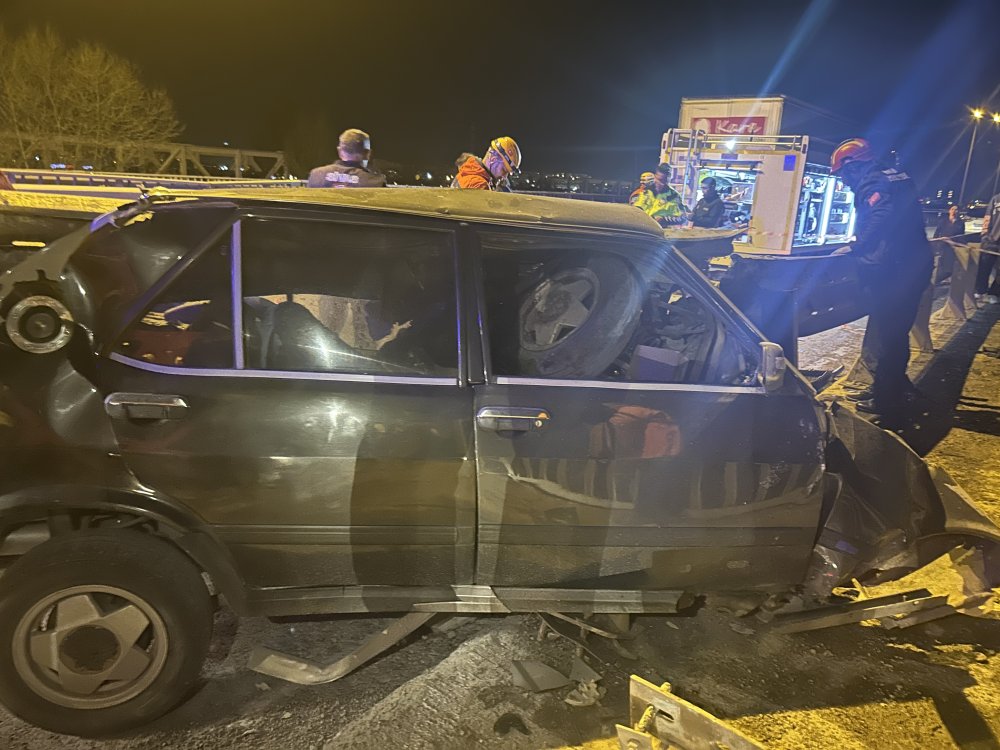 Otomobil bariyerlere saplandı, sürücü yaralandı