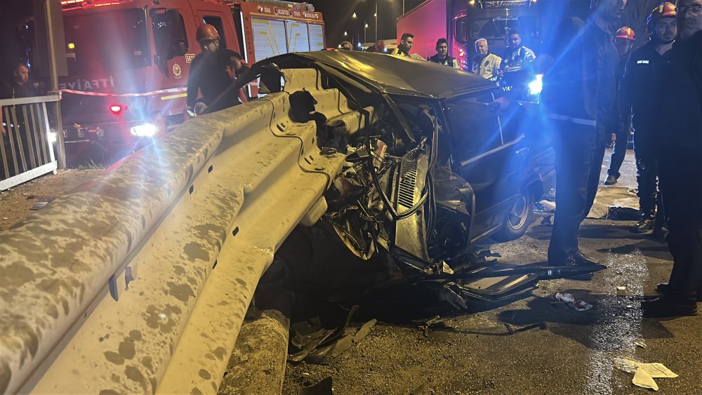 Otomobil bariyerlere saplandı, sürücü yaralandı