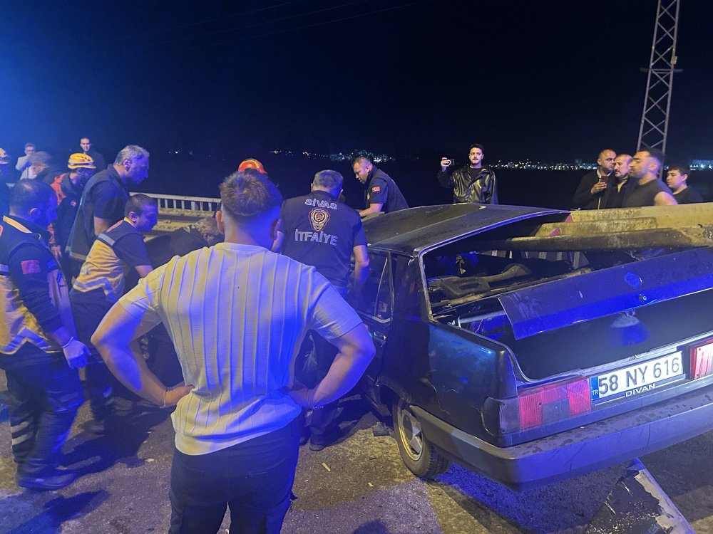 Otomobil bariyerlere saplandı, sürücü yaralandı