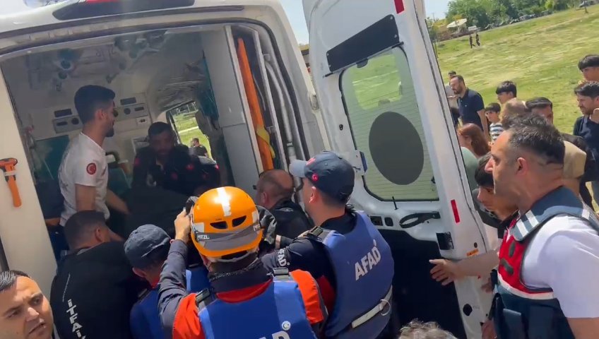 Ayağı kayıp düştüğü çayda boğuldu