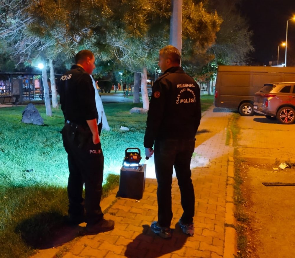 Borç-alacak kavgasında birbirlerini bıçakladılar