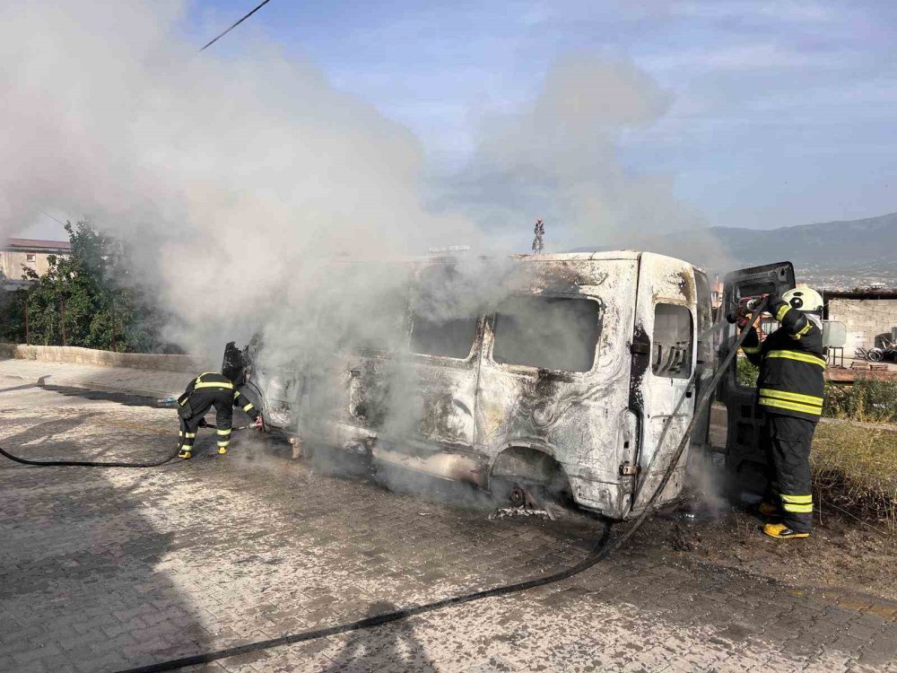 Park halindeki minibüs alevlere teslim oldu