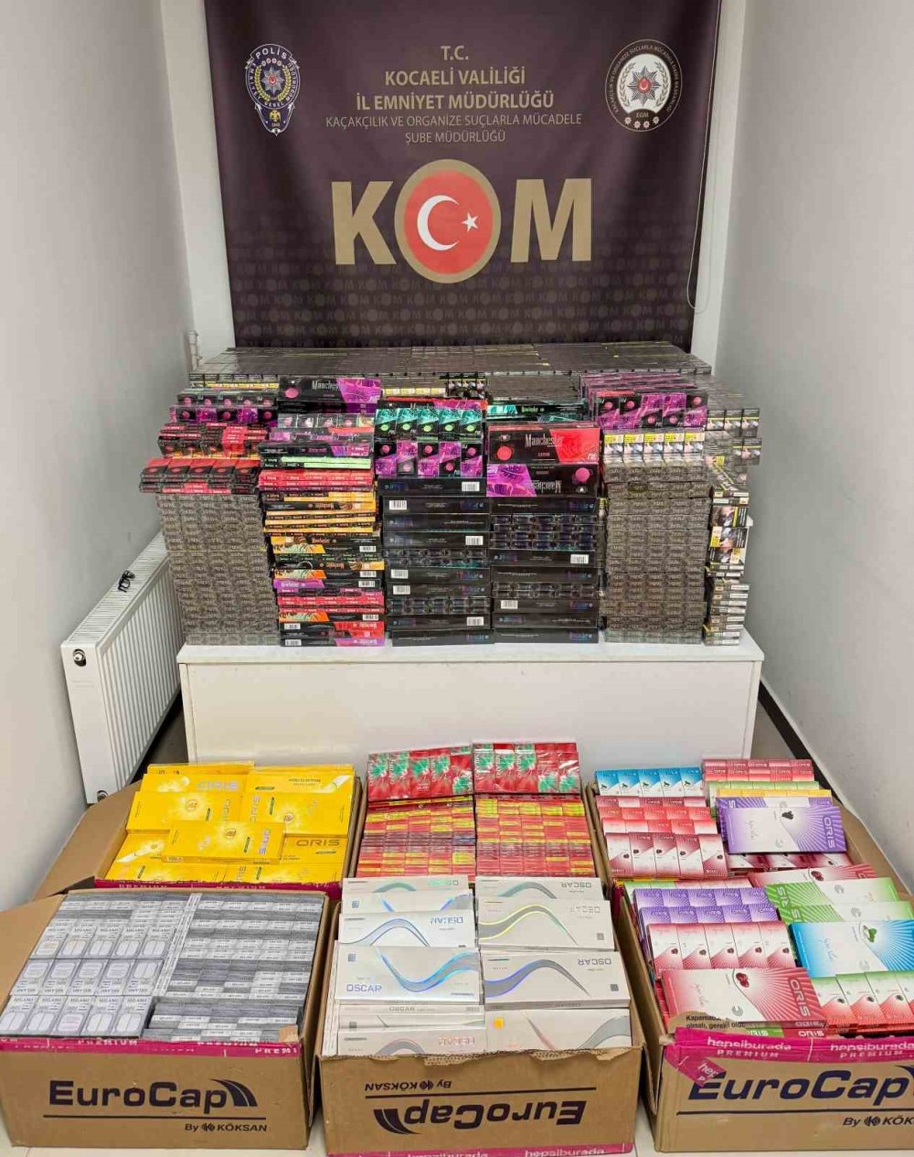 Balyaların arasından binlerce kaçak sigara çıktı