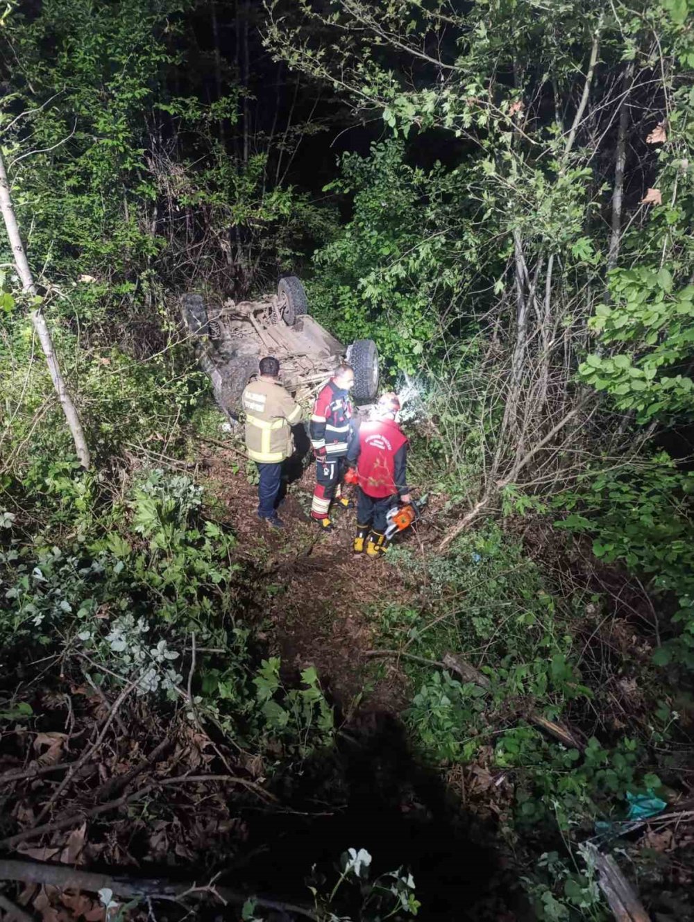 Şarampole devrilen arazi aracındaki 1 kişi hayatını kaybetti