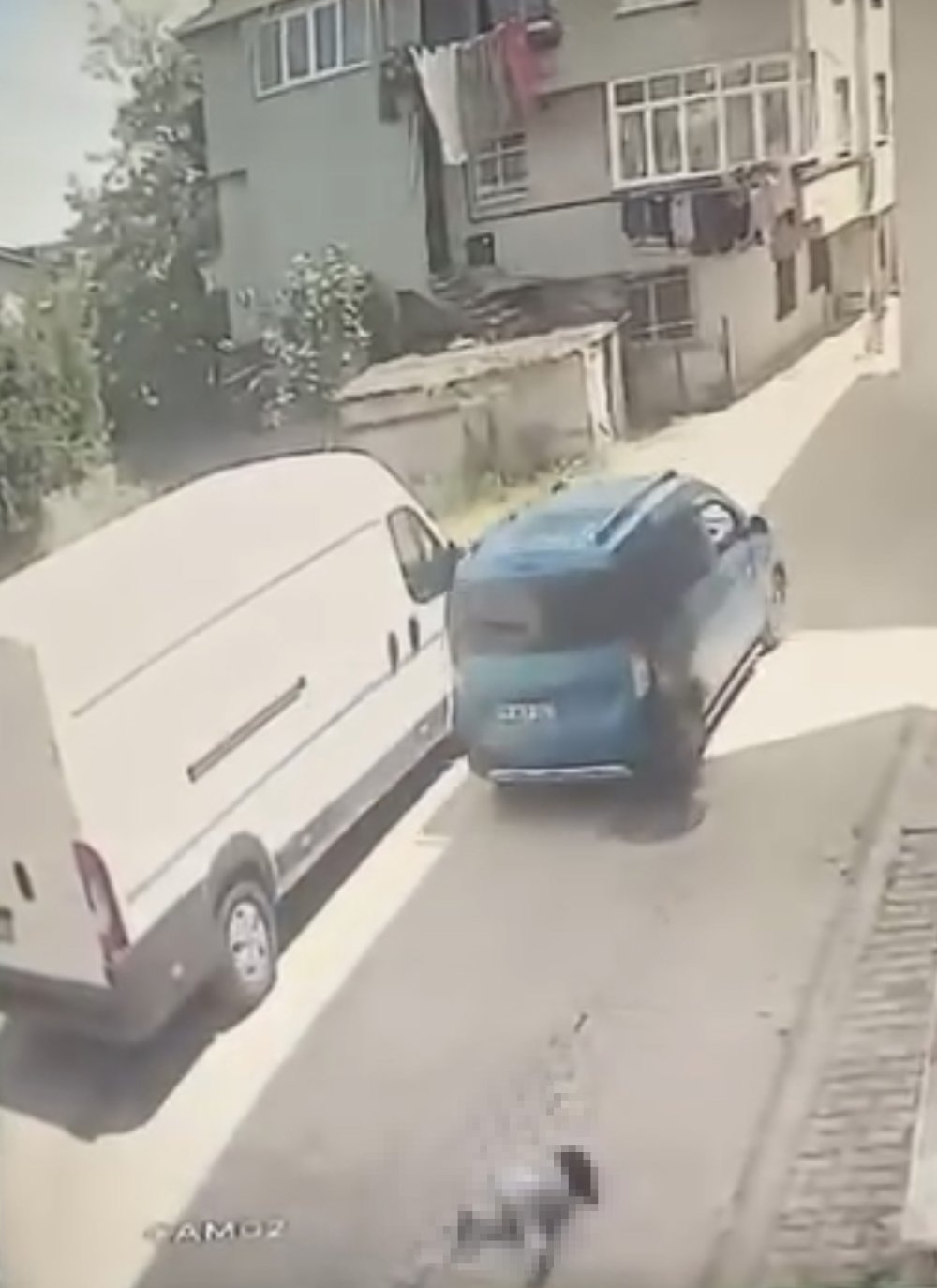 Hafif ticari aracın üzerinden geçtiği 4 yaşındaki çocuk hayatını kaybetti