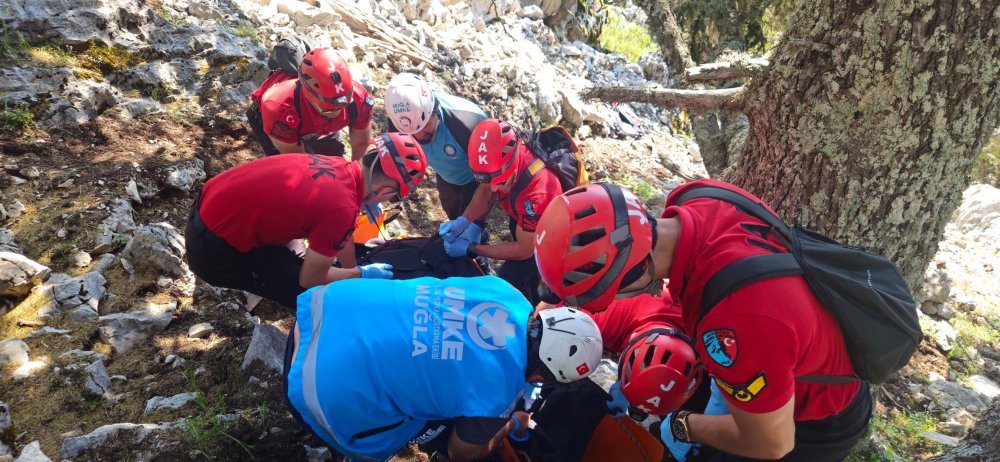 Kayalıklara düşen Alman paraşütçü, hayatını kaybetti