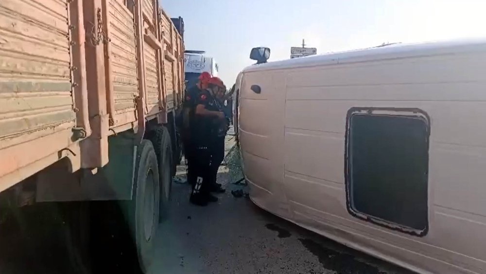 İşçi servis minibüsü ile otomobil çarpıştı; 12 yaralı