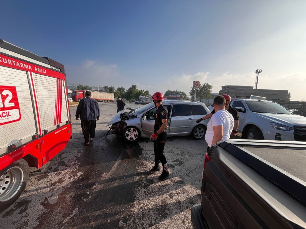 İşçi servis minibüsü ile otomobil çarpıştı; 12 yaralı