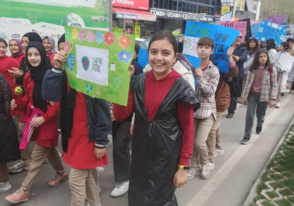 Konya Beyşehir’de öğrenciler temiz çevre için yürüdü