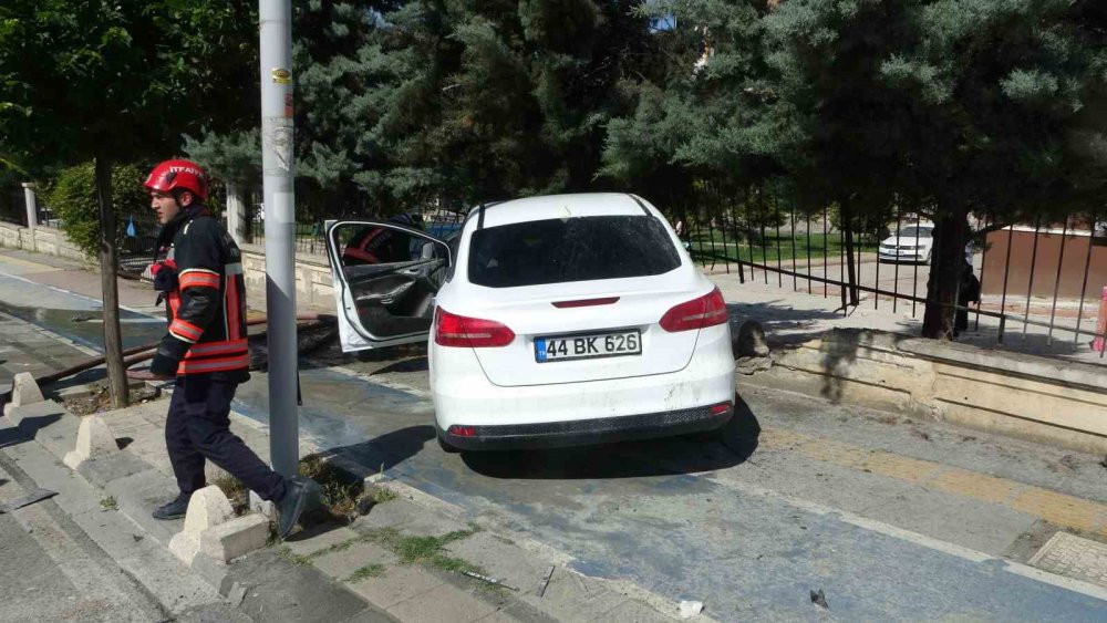 Önce otomobile sonra duvara çarpan araç alev aldı