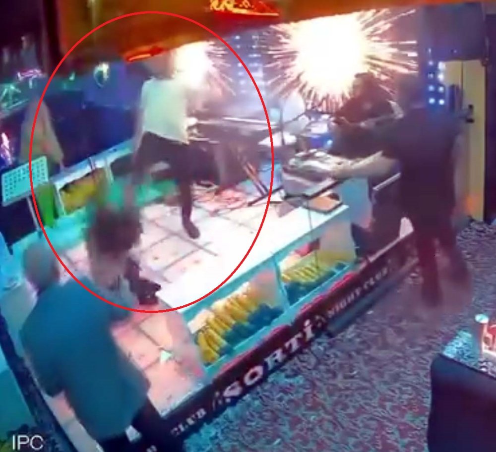 Eğlence mekanında sahneye çıkıp, yaşamına son verdi