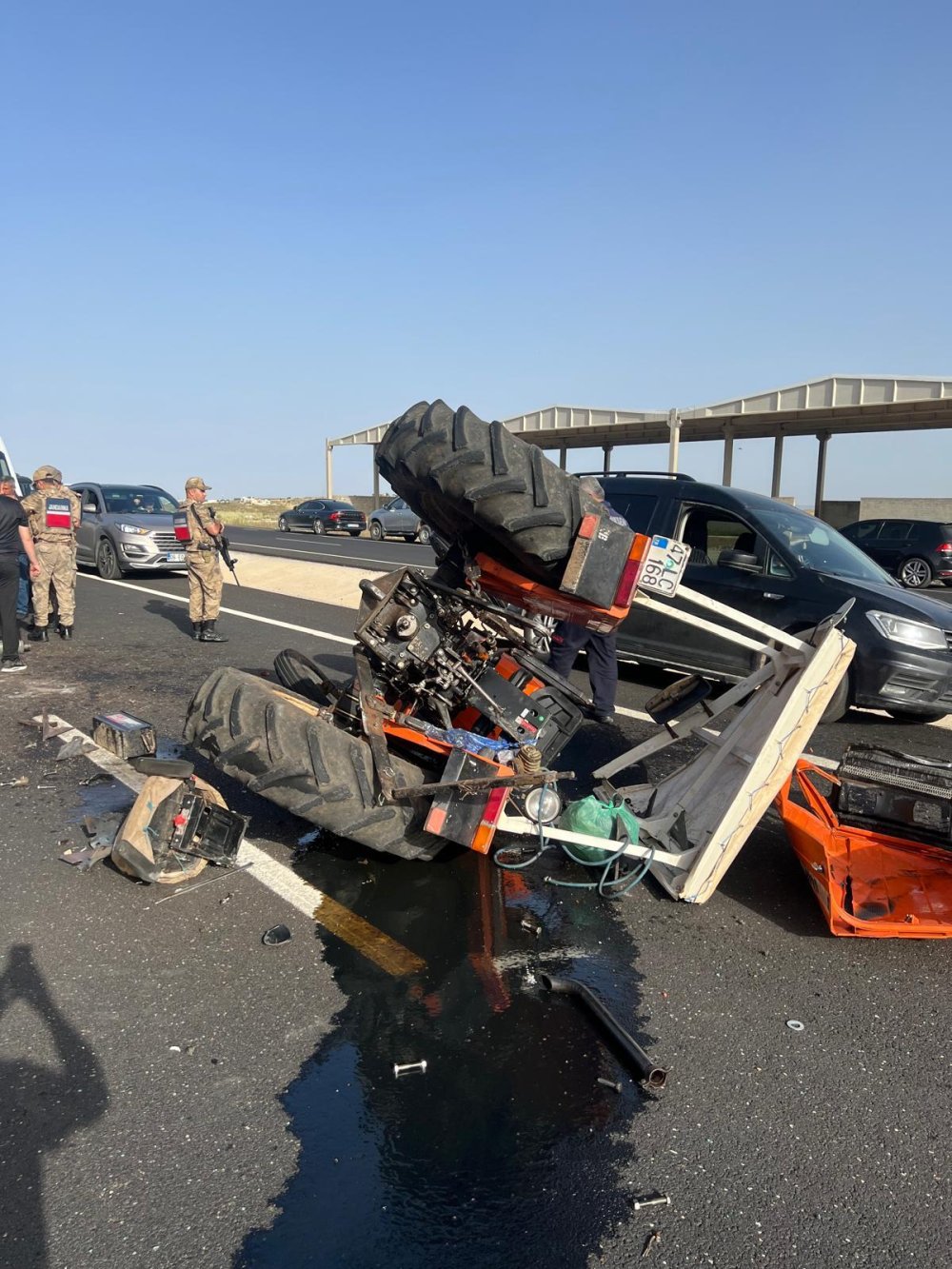 Otomobil ile traktör çarpıştı; 3 yaralı