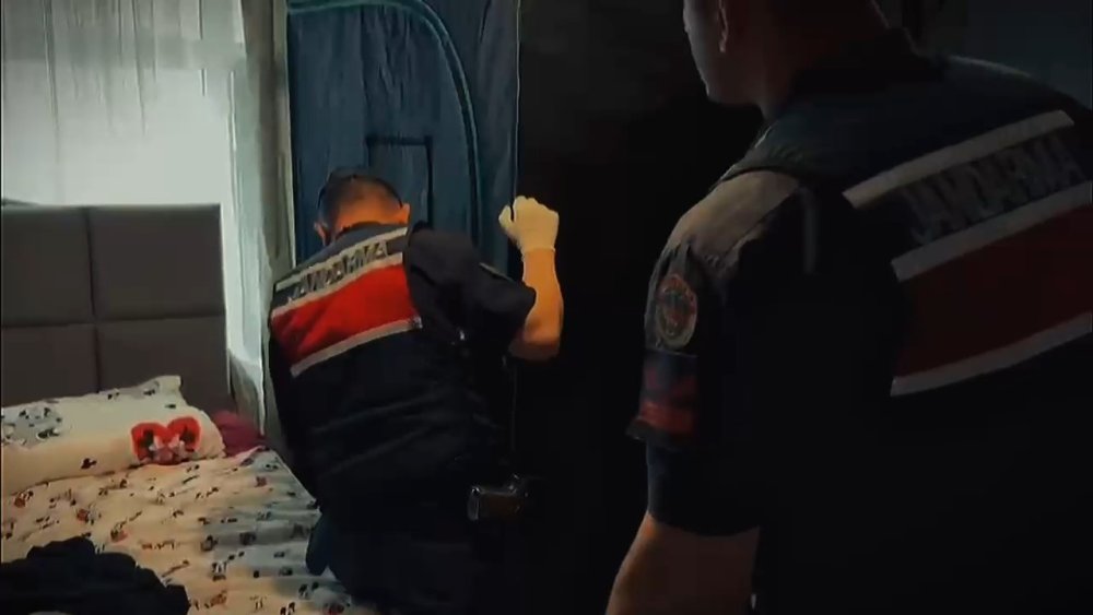 Gardırobu açtılar sera çıktı